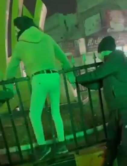 بالفيديو  ..  علقوه وجلدوه بسبب شتمه للذات الإلهية  