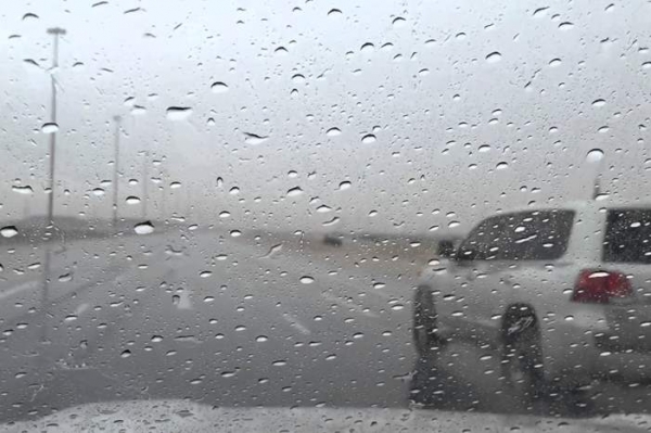  الأرصاد ..  تساقط للأمطار على طريق الصحراوي مدخل معان وتحذير من الانزلاقات