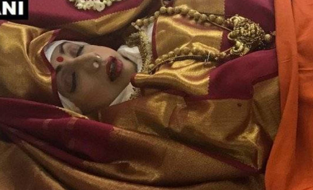 بالفيديو .. احراق جثة سريديفي كابور في جنازتها