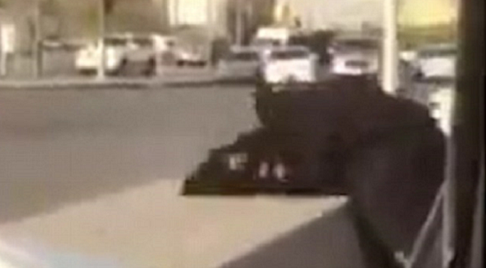 شاهد بالفيديو ..  ملاكمة بين امرأتين خليجيتين في الشارع العام