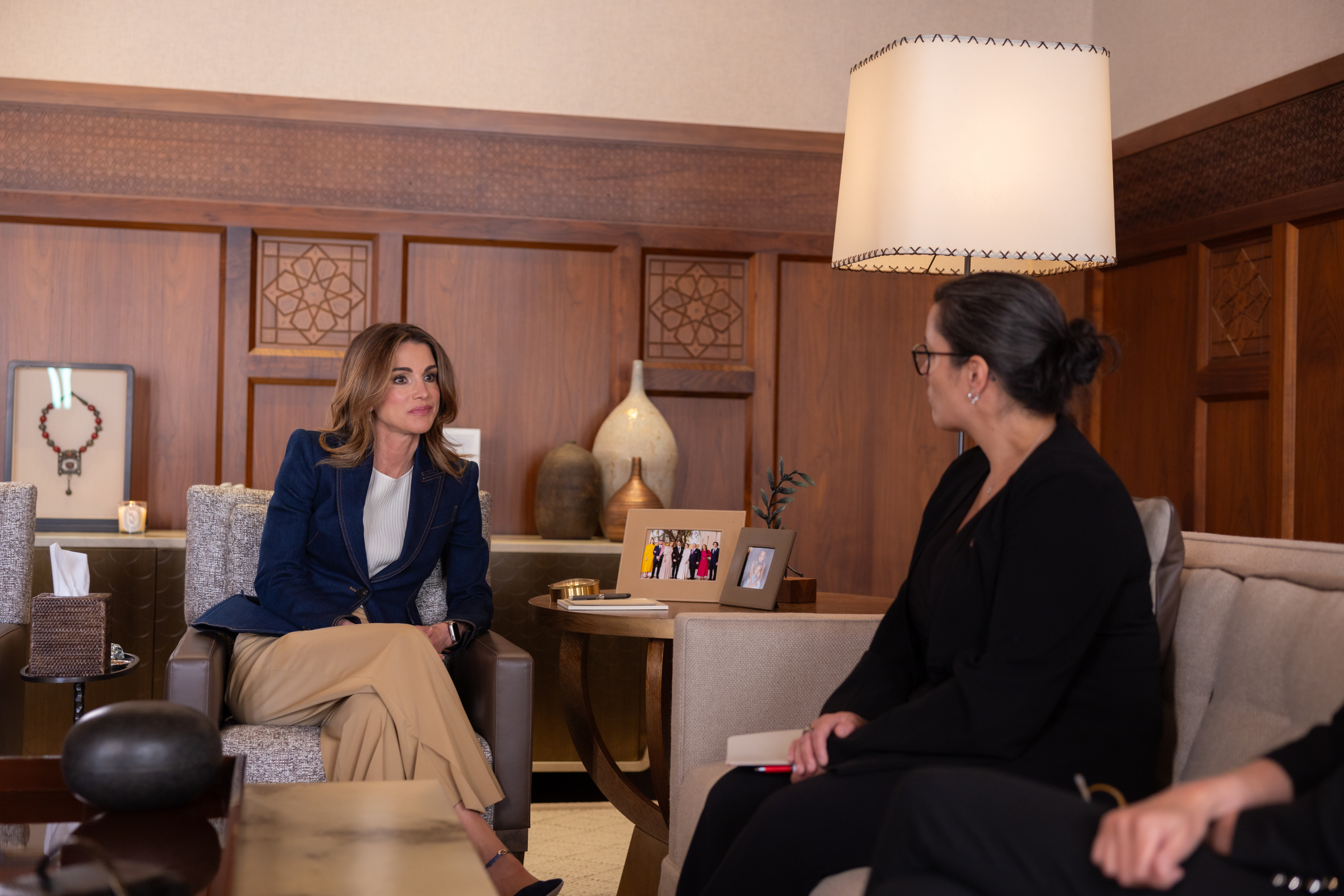 الملكة رانيا العبدالله تستمع من المدير التنفيذي لمنظمة إنقاذ الطفل لشرح حول أوضاع الأطفال في غزة