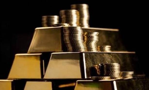 ثروة بملايين الدولارات تهبط على موظف مطار بفضل سلة مهملات