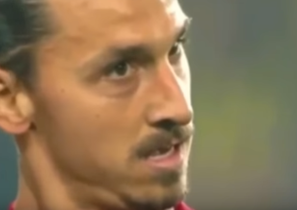 بالفيديو .. شاهد ماذا فعل ابراهيموفيتش بعدما استفزه حارس مانشيستر سيتى