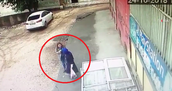 بالفيديو  ..  مشهد مروّع  ..  الأرض تنشقّ وتبتلع طبيبةً وممرضةً خلال عودتهما من عملهما!!
