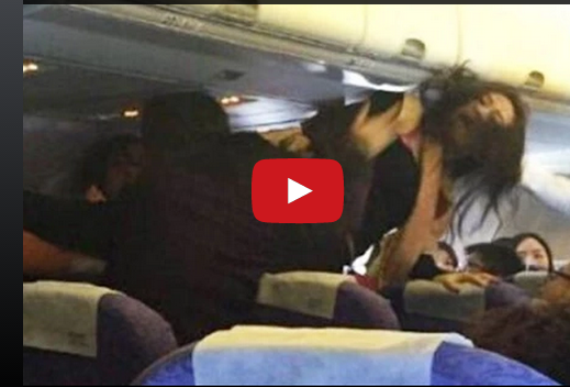 بالفيديو  ..  مشاجرة نسائية عنيفة على متن طائرة