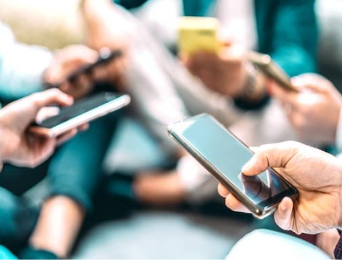 ترفع الدوبامين وتضعف الانتباه ..  احذر من مخدرات رقمية داخل هاتفك