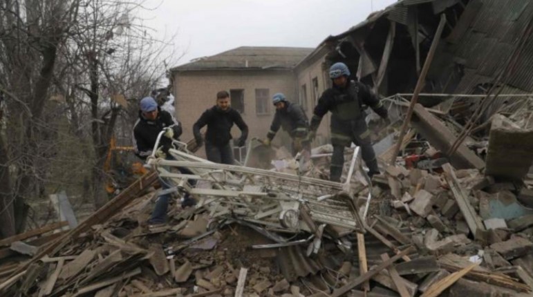 11 قتيلا على الأقل في قصف روسي على خاركيف الأوكرانية