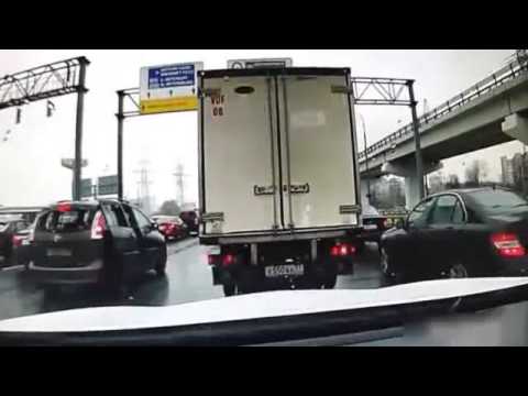 بالفيديو : لصان يسرقان سيارة أثناء توقفها في إشارة مرور