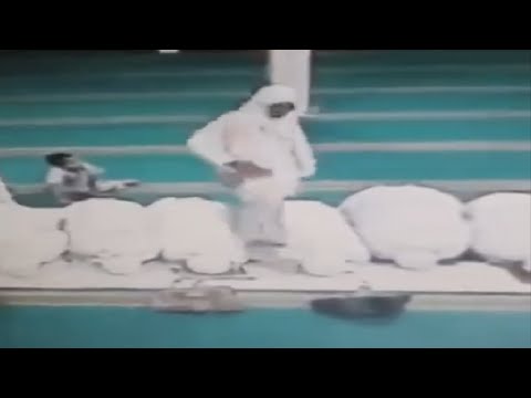  فيديو صادم :  امرأة تقفز فوق المصليات بالمسجد لسرقة حقائبهن  