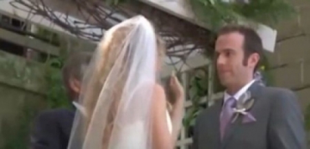 بالفيديو ..  عروس تصفع عريسها على وجهه خلال حفل الزواج