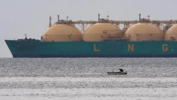  لأول مرة منذ إغلاق مضيق هرمز عبور  ناقلة محملة بشحنة غاز طبيعي  