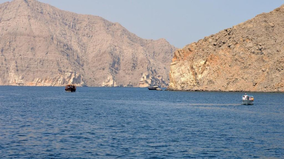 "وسط تصعيد عسكري" ..  إيران تعلن إغلاق مضيق هرمز أمام حركة السفن حتى إشعار آخر