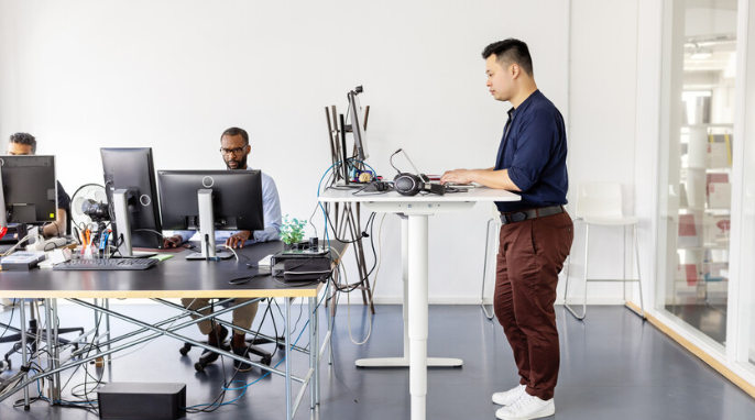 بين الجلوس والوقوف ..  أيهما أخطر على صحتك؟