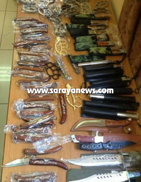 بالصور : البسطات العشوائية في وسط البلد تبيع الاسلحة البيضاء والمفرقعات دون رقابة
