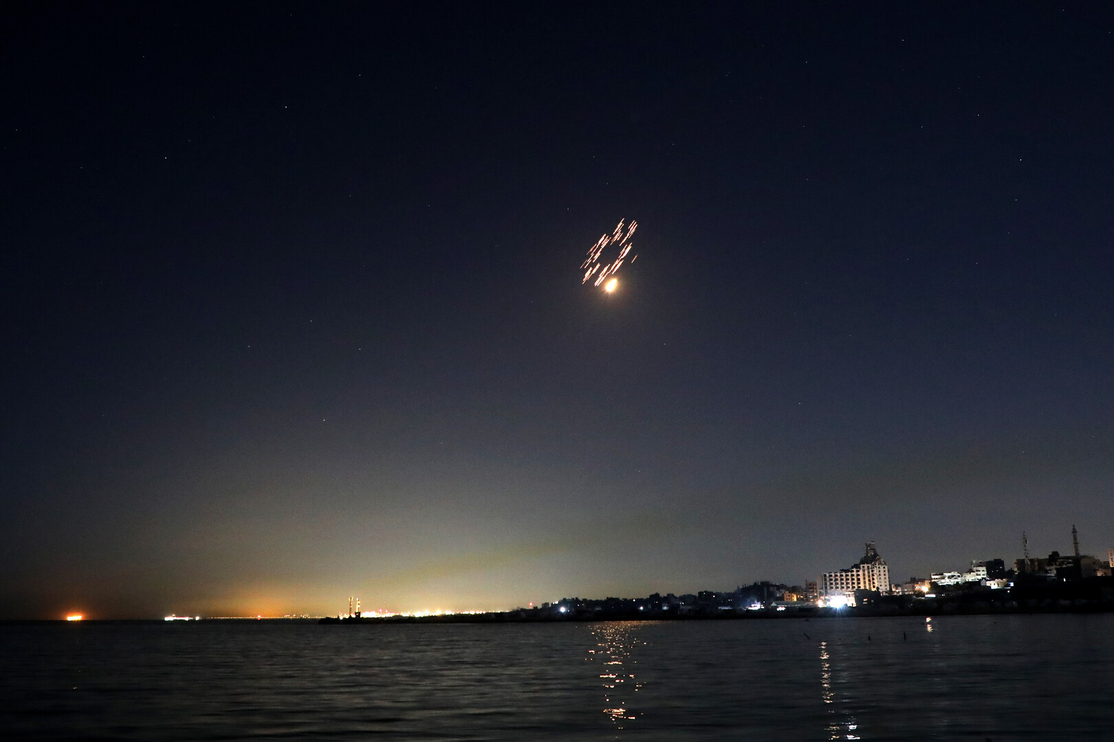 إنذارات في تل أبيب بعد رصد صواريخ من إيران وتحذيرات عاجلة للسكان