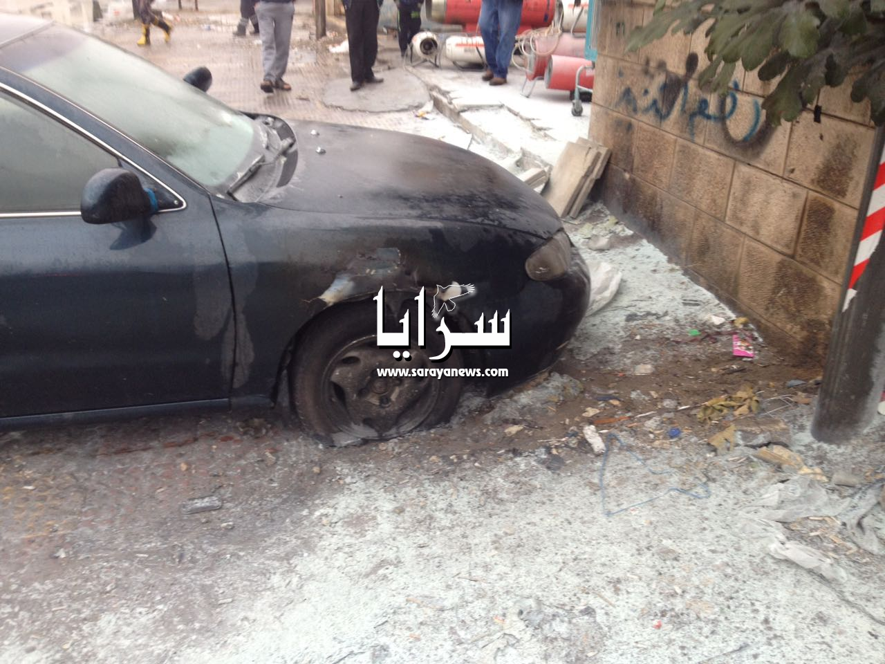 بالصور ..  اشتعال النيران بثلاث مركبات بعد سقوط سلك كهرباء ضغط عالي عليها في القويسمة