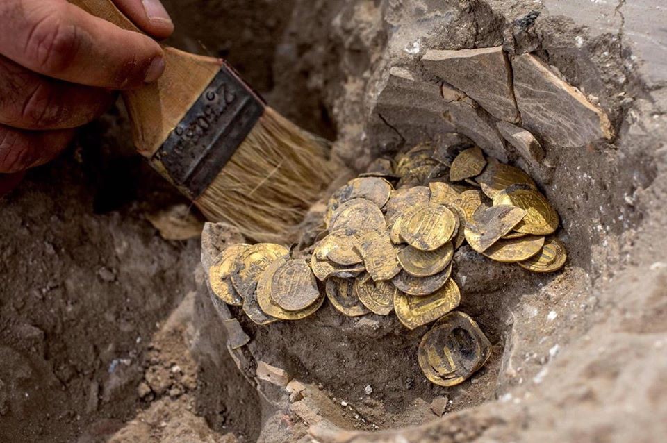 محامٍ لسرايا: من وجد ذهب في أرضه فللدولة الخُمس ..  ولا مساءلة قانونية للذي عثر على "جرة" بعجلون