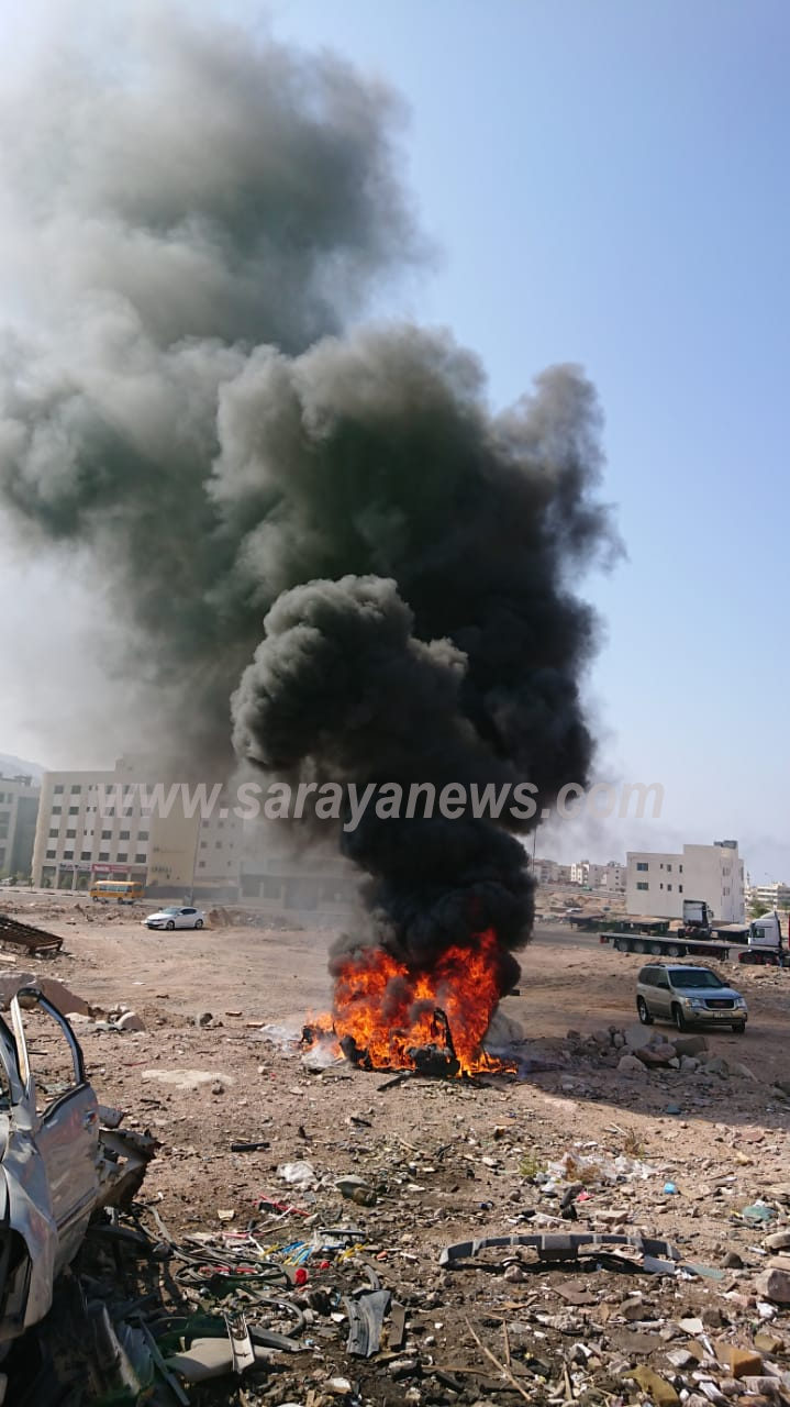  بالفيديو والصور ..  مواطن يحرق مخلفات السيارات يتسبب باستنفار النجدة في العقبه  .. "تفاصيل"