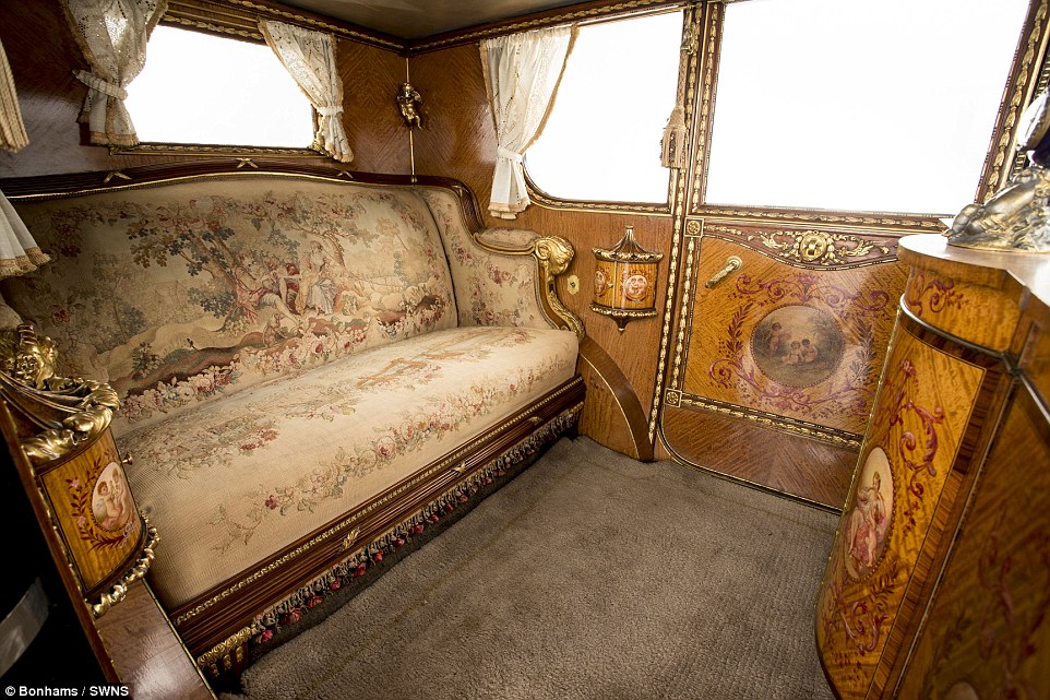 بالصور ..  رجل يهدي زوجته سيارة ثمنها (900) الف دولار