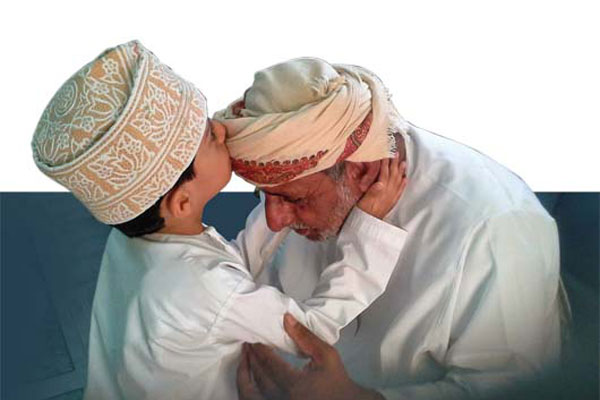 ما الأولى المواصلة في طلب العلم أم التفرغ لخدمة الوالد؟