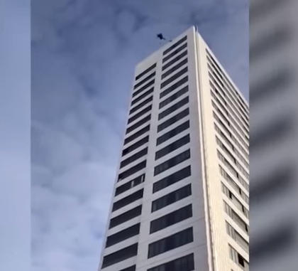 "فيديو" ليس لأصحاب القلوب الضعيفة .. رجل يقفز من ارتفاع 74 مترا وتتعطل مظلته