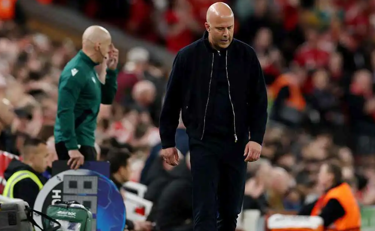 لماذا يجب طرد سلوت من ليفربول "فوراً"؟   