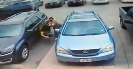 بالفيديو ..  لحظة اعتداء رجل ضخم على امرأتين بالضرب المبرح