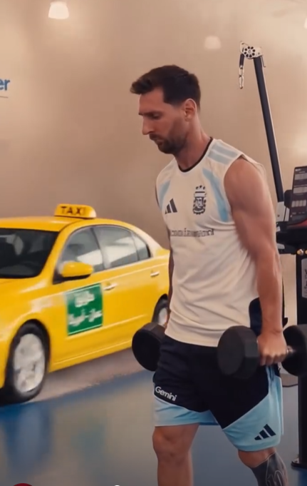 شاهد ..  أردنيون يتداولون فيديو طريف عن اختطاف ميسي قبل المباراة
