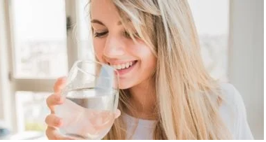 شرب الماء عند الاستيقاظ: عادة صحية وفوائد مثبتة ونصائح مهمة