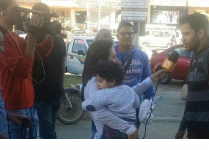 تعرف على قصة المذيعة التي تحمل ابنها اثناء مقابلة تلفزيونية ..  وماذا قال لها "السيسي"