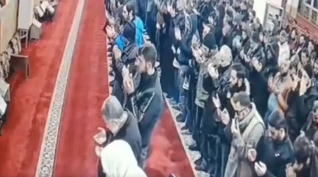 الأرض اهتزت وهدرت تحت أقدام المصلين ..  فيديو من قلب مسجد بالمغرب