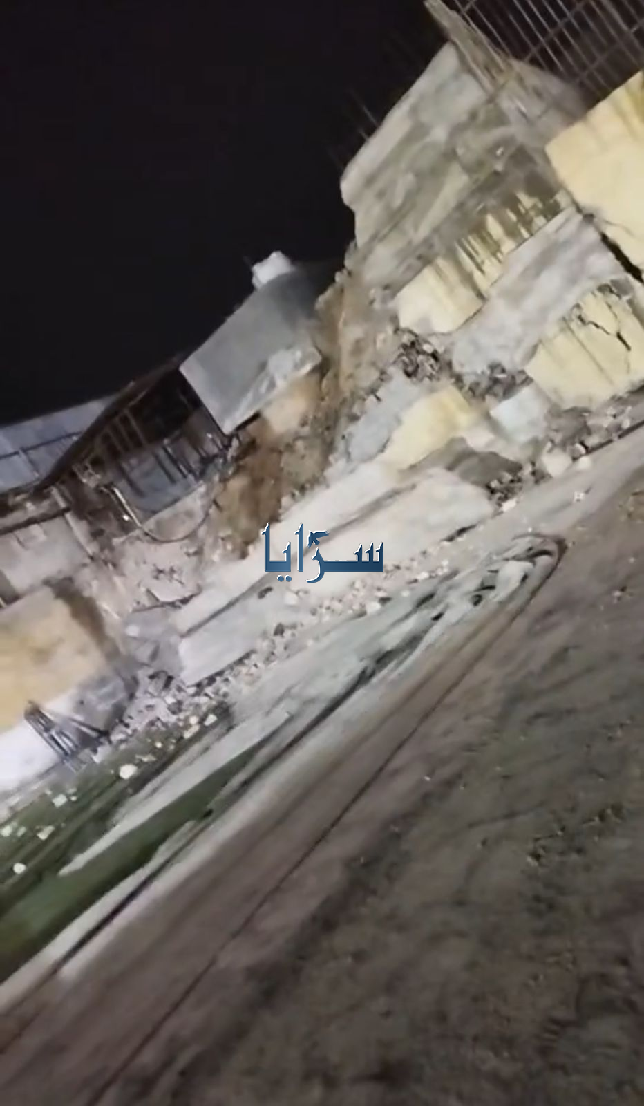 بالفيديو ..  بعد نشر "سرايا": انهيار سور ملعب في حي النزهة بالزرقاء
