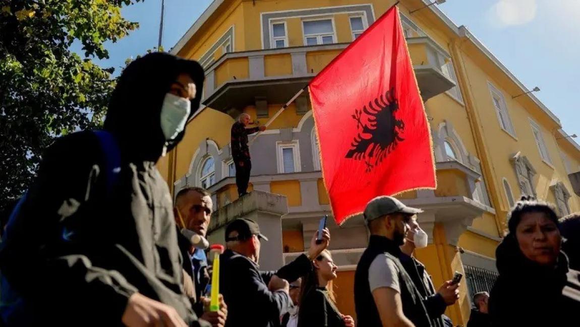 رئيس وزراء ألبانيا يتهم "أياديَ خفية" بالوقوف خلف أعمال العنف