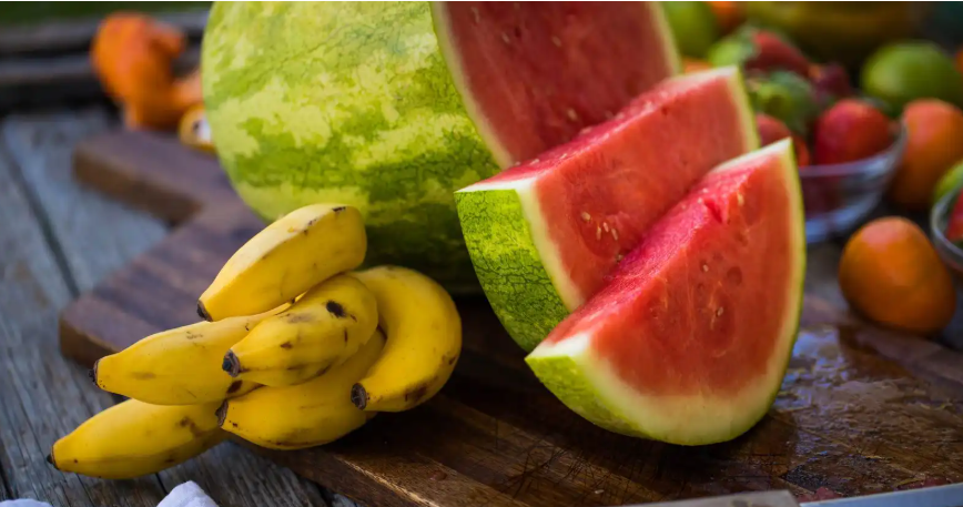 البطيخ أم الموز ..  أيهما الأفضل للطاقة وضبط سكر الدم؟