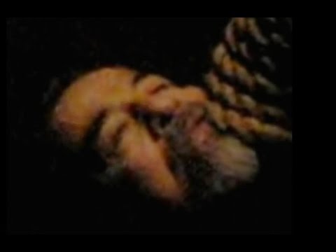 قبل اعدامه‬ ..  صدام حسين كان ينظر إلى شيء ما ‫‏ويبتسم‬ ..  ما هو؟! "فيديو"