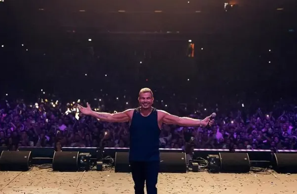 عمرو دياب يوقف حفله في دبي