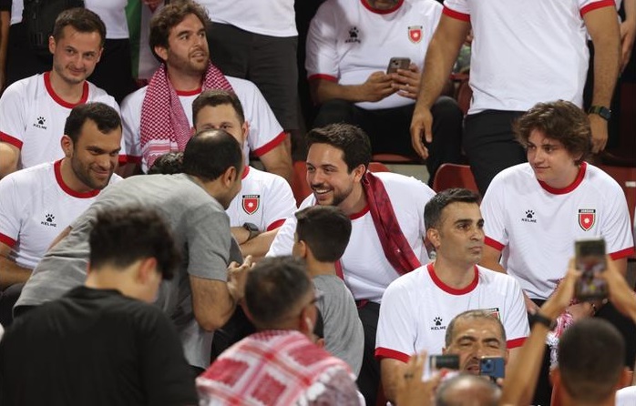 ولي العهد وسمو الأمير هاشم بين الجماهير الاردنية لمؤازرة منتخب النشامى  ..  صور