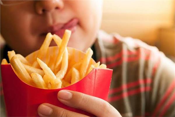 يسبب مشاكل الكلى والقلب ..  احذري أضرار الوجبات السريعة على طفلك 