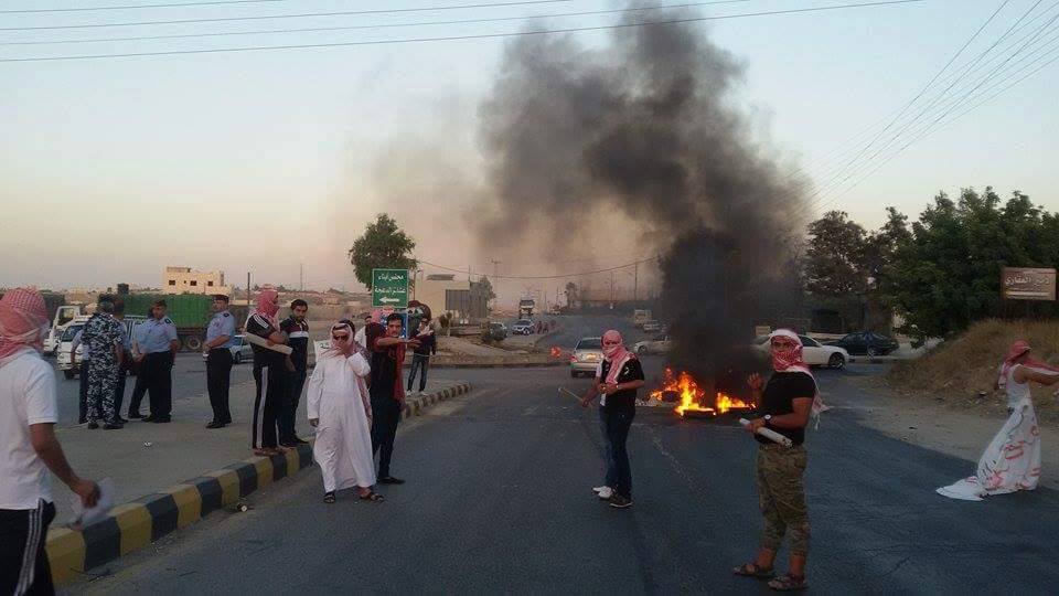 بالصور والفيديو .. عشائر الدعجة تغلق طريق ماركا والغباوي وترفع شعار "من لا يحترمنا لا نحترمه" ..  وتهدد بالتصعيد