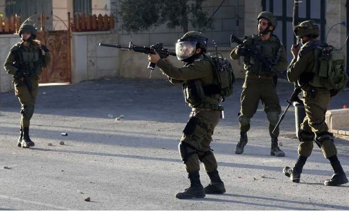 بينهم مُسنّة ..  إصابة 4 فلسطينيين بمواجهات مع الاحتلال في بيت أمر