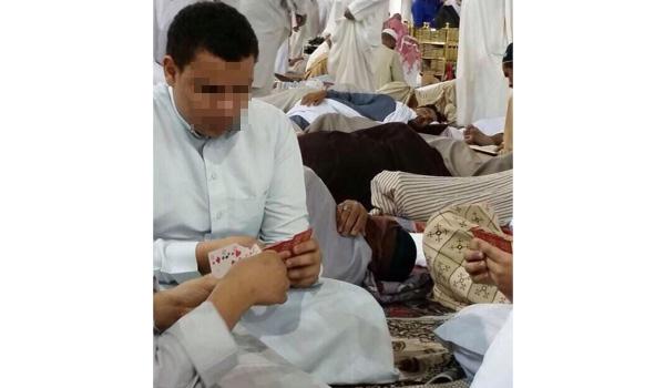 القبض على 4 أشقاء لعبوا ورقة البالوت داخل المسجد النبوي