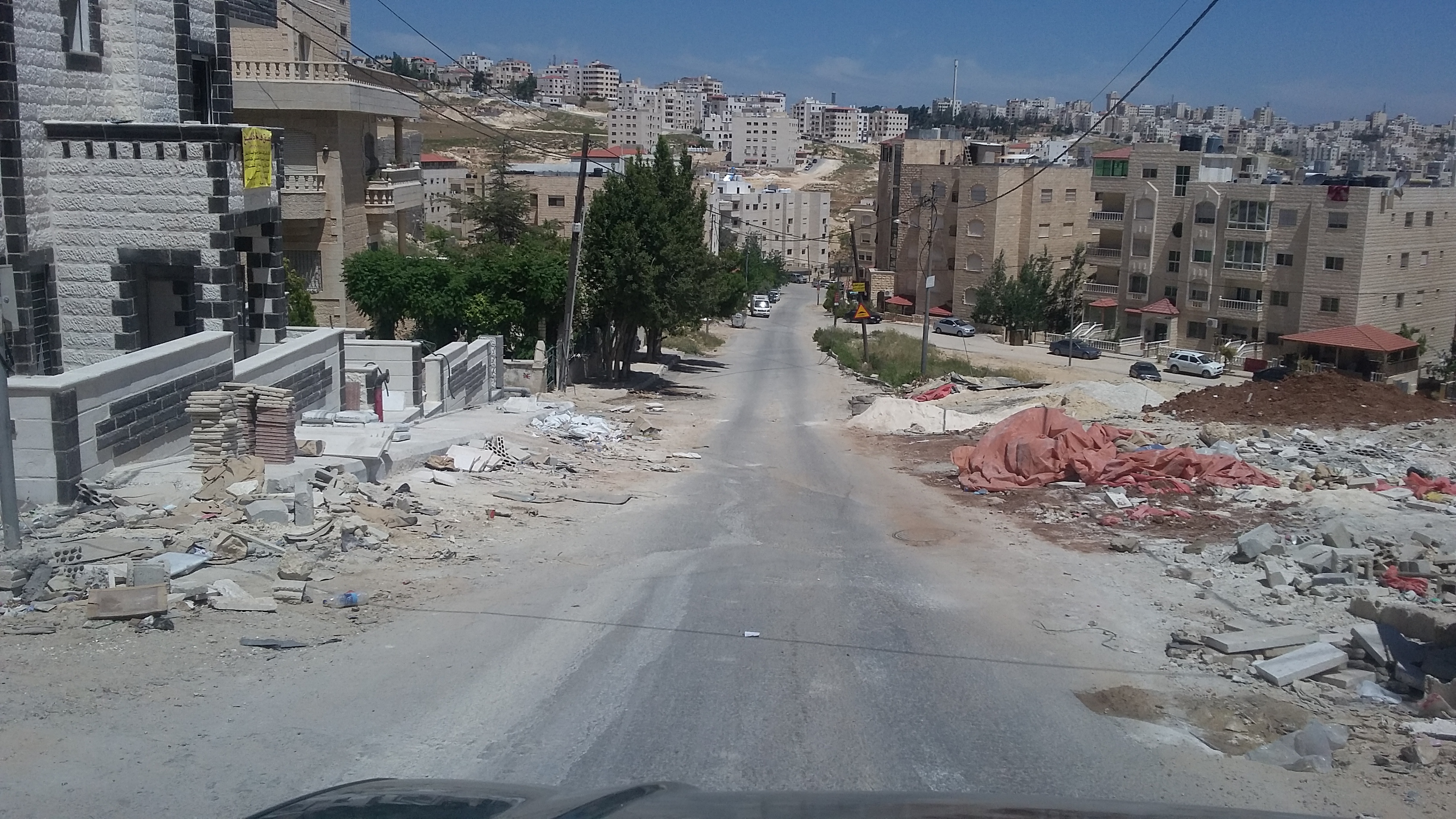 الجبيهة :	الأنقاض في الشوارع و امانة عمان غائبة "صورة"