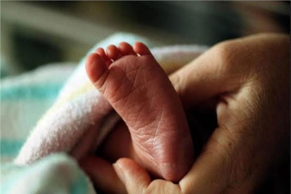ابتعلت «خرزه» ..  إجراء 5 عمليات جراحية خطيرة لإنقاذ حياة «رضيعة»