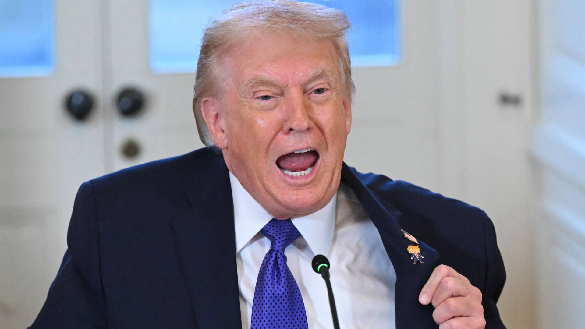 الرئيس الأمريكي دونالد ترمب يكشف لأول مرة السر وراء الدبوس الكرتوني على سترته